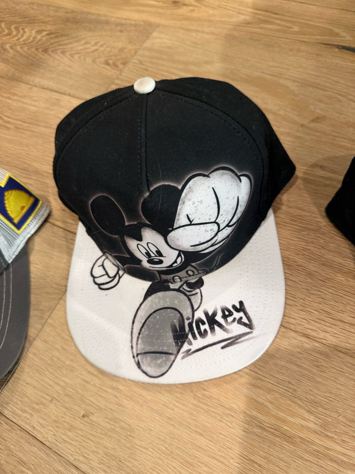 04-mickey-graffiti-snapback.jpg